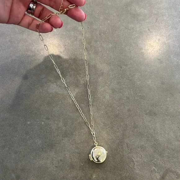 Elegant Gold Pendant locket Necklace. - Picture 6 of 7